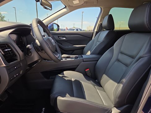 Used 2025 Nissan Rogue SL AWD/4WD image 15