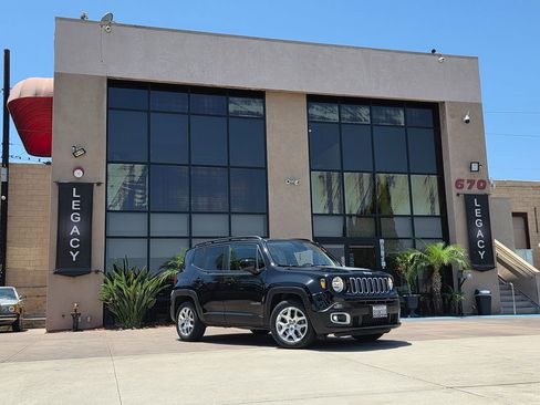 Used 2018 Jeep Renegade Latitude image 2