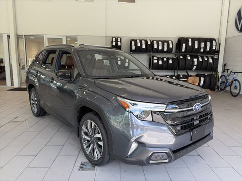 Used 2025 Subaru Forester Touring AWD/4WD image 3