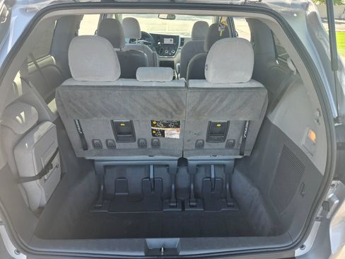 Used 2018 Toyota Sienna LE FWD image 12