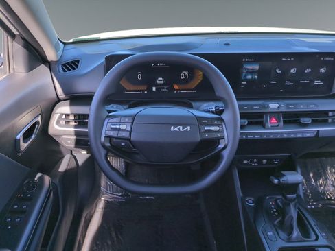 Used 2025 Kia K4 LXS image 12