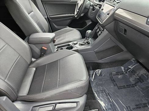 Used 2020 Volkswagen Tiguan SE image 19