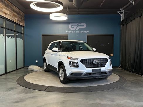 Used 2022 Hyundai Venue SE FWD image 1