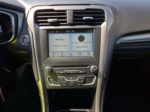 Used 2017 Ford Fusion SE w/ Equipment Group 201A image 7