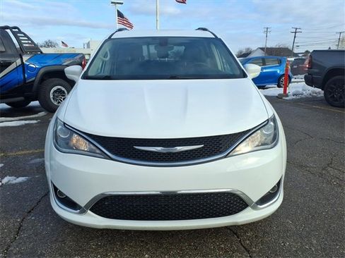 Used 2017 Chrysler Pacifica Touring-L Plus image 2