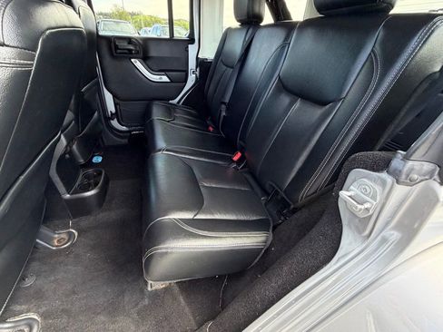 Used 2015 Jeep Wrangler Unlimited Sahara w/ Dual Top Group AWD/4WD image 29