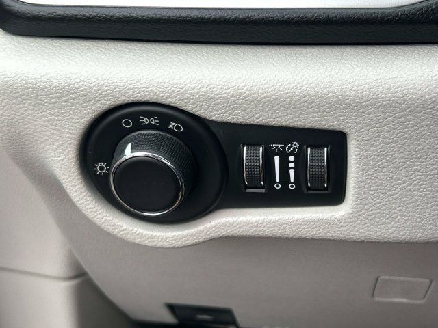 Used 2017 Chrysler Pacifica LX FWD image 28