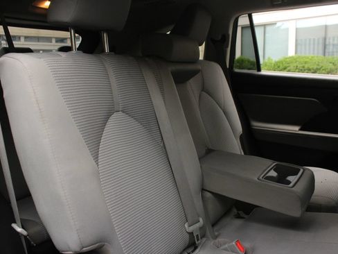 Used 2021 Toyota Highlander LE AWD/4WD image 23