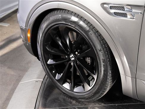 Used 2018 Bentley Bentayga image 18