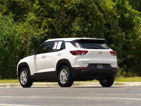 Used 2023 Chevrolet TrailBlazer LS FWD image 3
