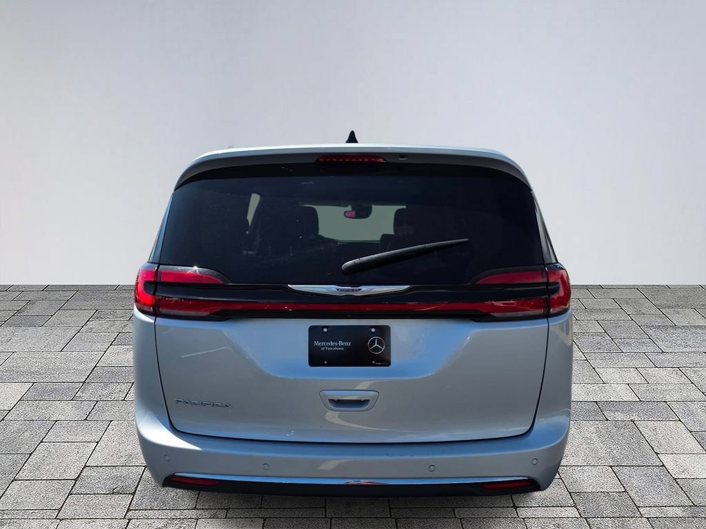 Used 2023 Chrysler Pacifica Touring-L FWD image 6