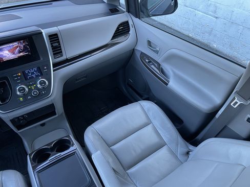 Used 2016 Toyota Sienna XLE image 18