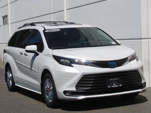 Certified 2025 Toyota Sienna XLE w/ XLE Plus Package AWD/4WD image 2