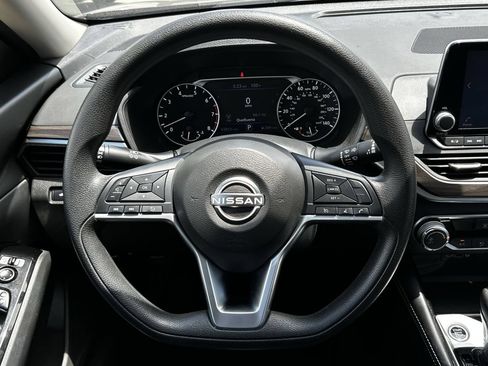 Used 2023 Nissan Altima 2.5 SV FWD image 14