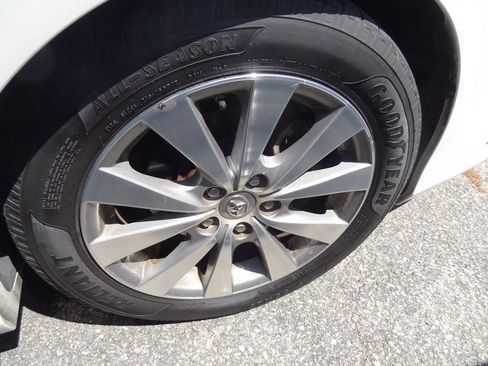 Used 2011 Toyota Avalon Limited image 10