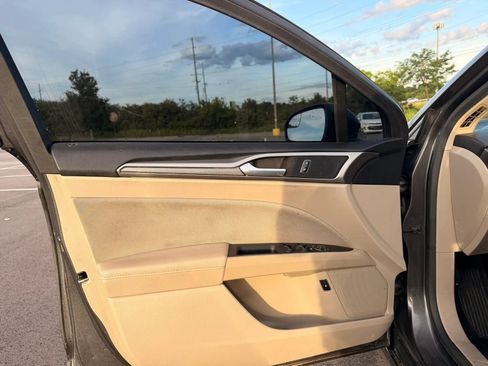 Used 2018 Ford Fusion SE FWD image 9