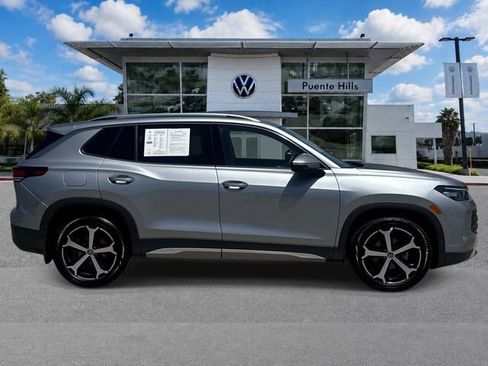 Used 2025 Volkswagen Tiguan SE FWD image 3