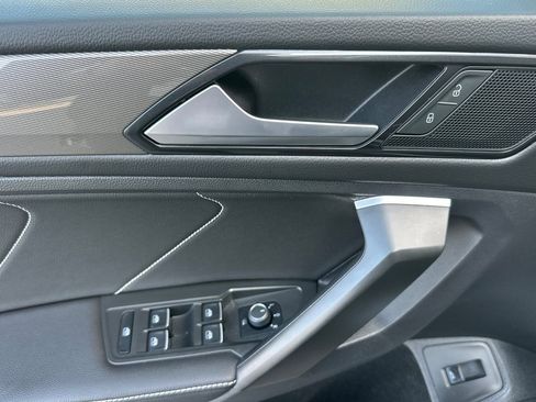 Used 2024 Volkswagen Tiguan SE image 11