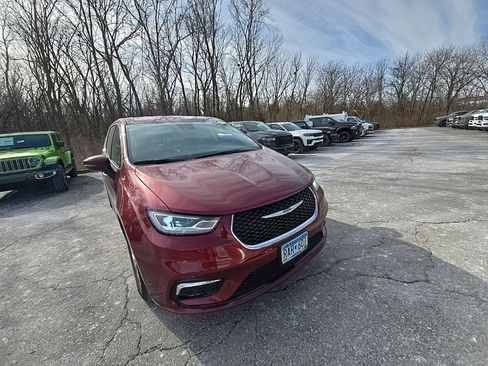 Used 2023 Chrysler Pacifica Touring-L image 11