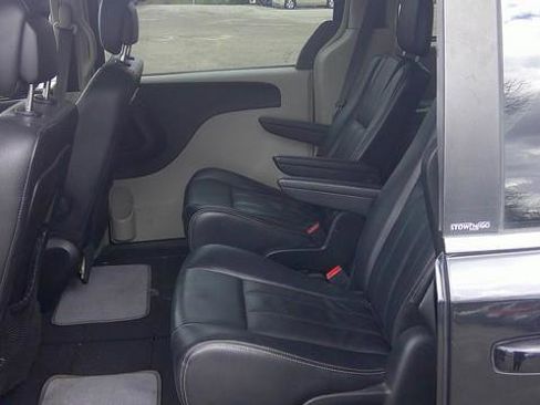 Used 2013 Chrysler Town & Country Touring image 9
