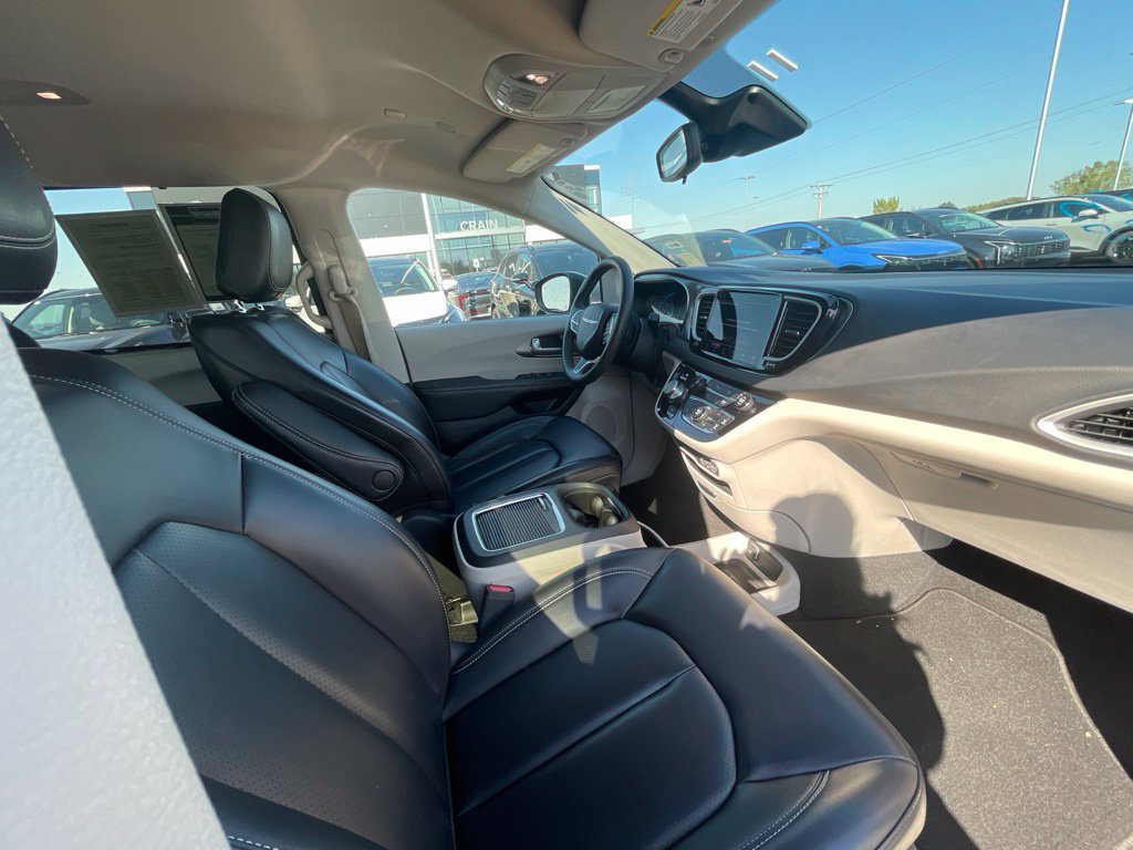 Used 2023 Chrysler Pacifica Touring-L FWD image 26
