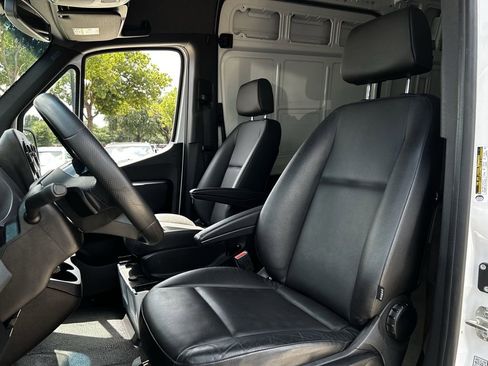 Used 2025 Mercedes-Benz Sprinter 2500 image 28