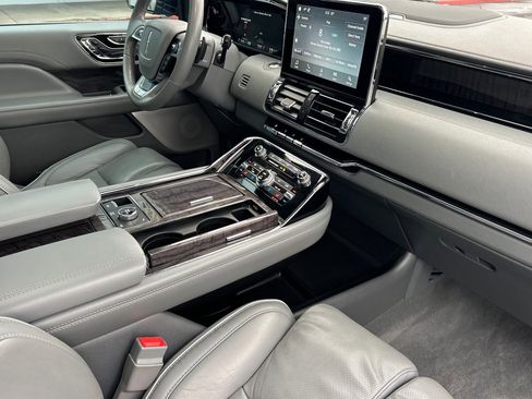 Used 2019 Lincoln Navigator Reserve image 17