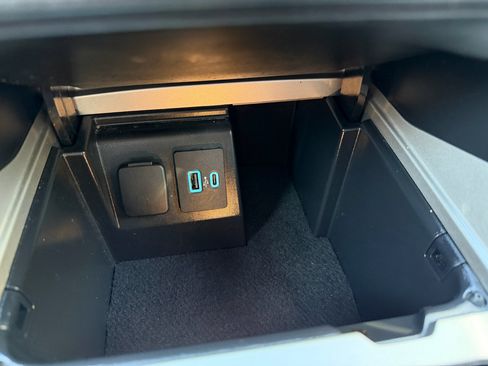 Used 2024 Ford Explorer Limited image 10