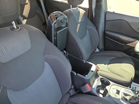 Used 2017 Jeep Cherokee Latitude FWD image 32