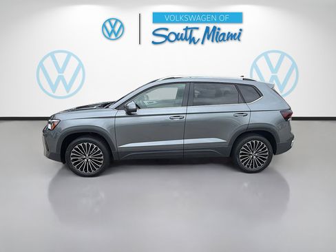 Certified 2025 Volkswagen Taos SE image 4