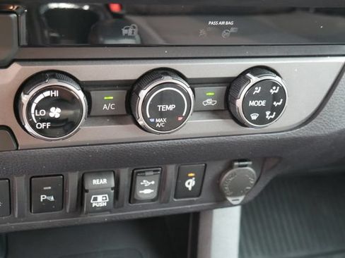 Used 2018 Toyota Tacoma TRD Off-Road w/ Technology Package AWD/4WD image 23