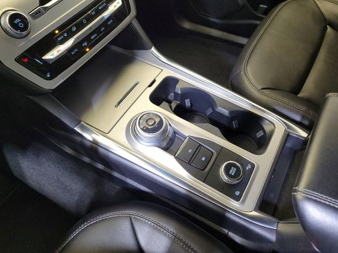 Used 2022 Ford Explorer XLT w/ Equipment Group 202A image 26