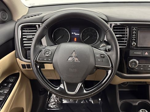 Used 2016 Mitsubishi Outlander SE image 21