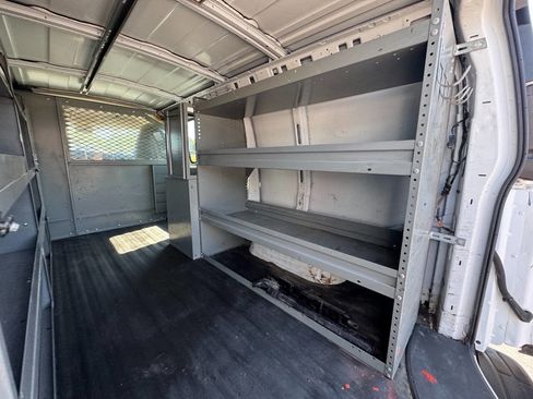 Used 2011 Chevrolet Express 2500 RWD image 17
