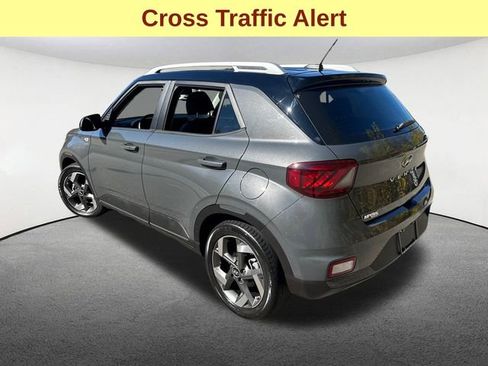 Used 2024 Hyundai Venue Limited image 9