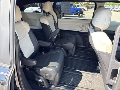 Used 2025 Toyota Sienna Limited AWD/4WD image 34
