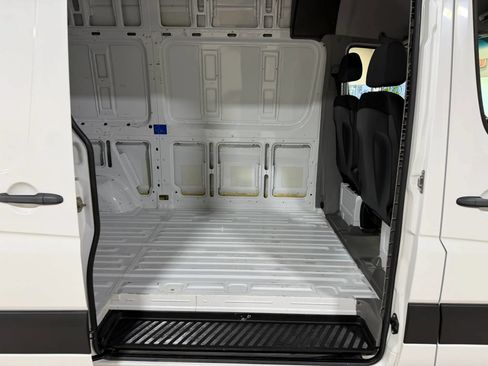 Used 2018 Mercedes-Benz Sprinter 2500 image 27