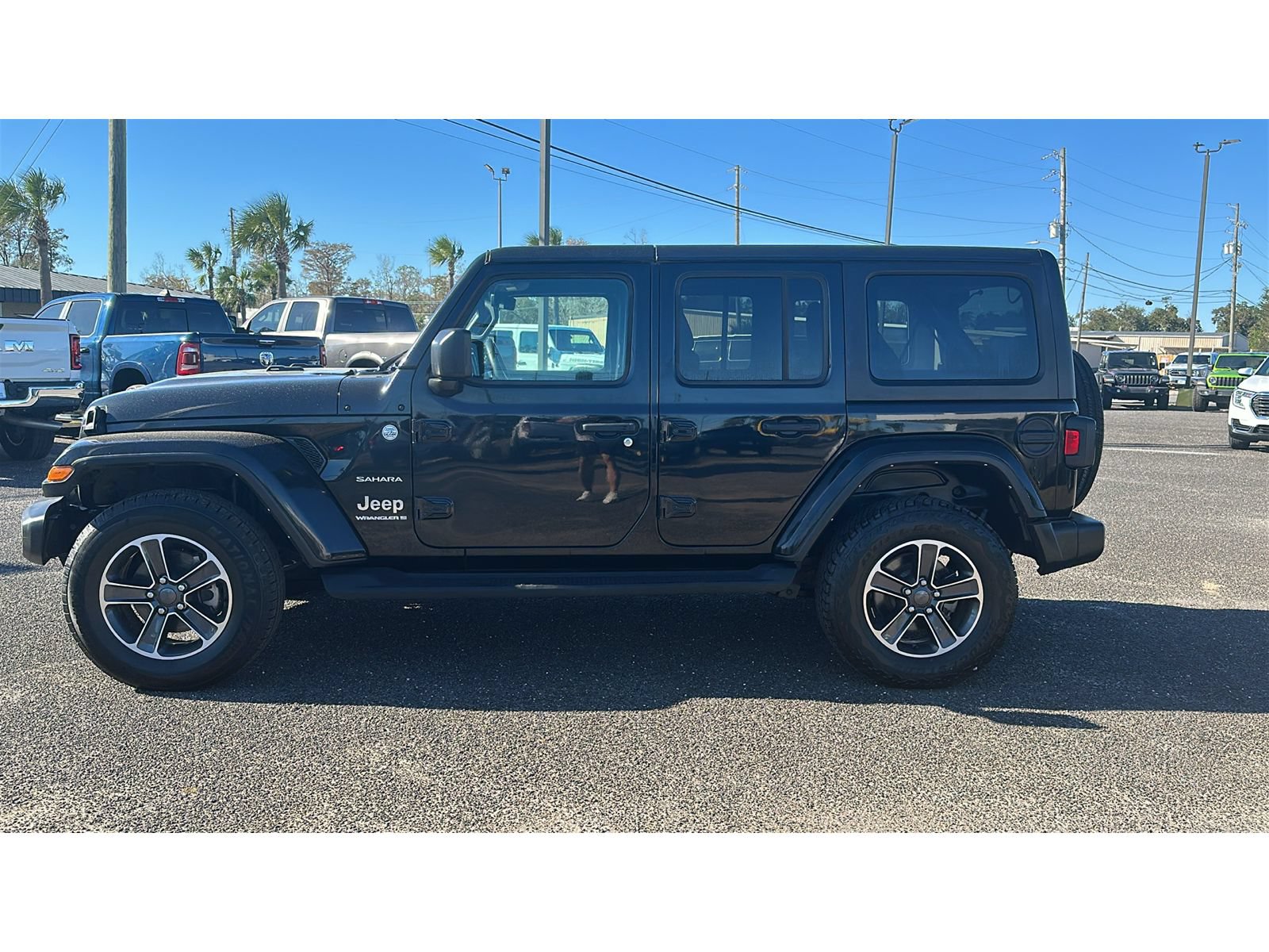 Used 2023 Jeep Wrangler Unlimited Sahara AWD/4WD image 3