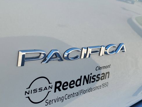 Used 2024 Chrysler Pacifica Touring-L image 11