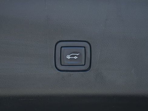 Used 2023 Chevrolet Traverse LT FWD image 9