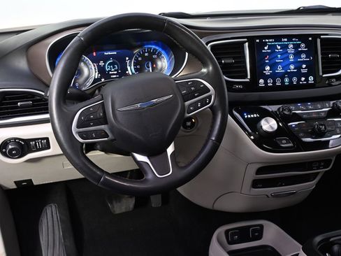 Used 2018 Chrysler Pacifica Touring-L Plus image 10