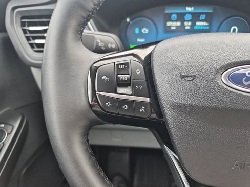 Certified 2025 Ford Escape SE w/ PHEV Premium Package image 23