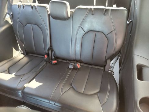 Used 2025 Chrysler Pacifica Select FWD image 12