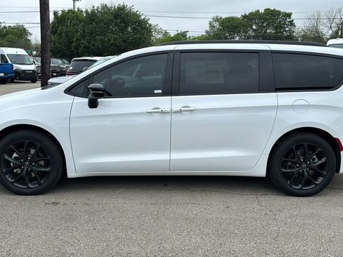 New 2026 Chrysler Pacifica Select image 8