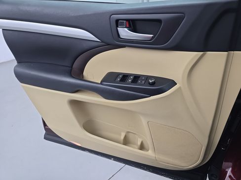 Used 2019 Toyota Highlander XLE FWD image 28