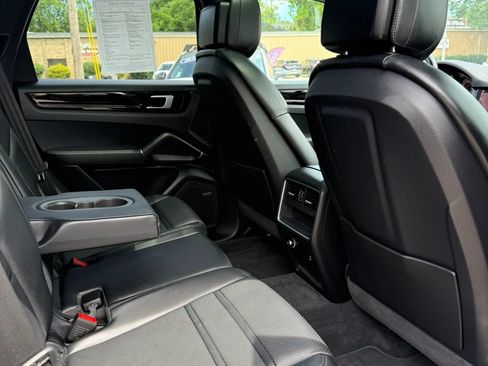 Used 2021 Porsche Cayenne AWD/4WD image 16