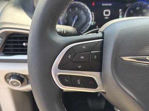 Used 2023 Chrysler Pacifica Touring-L FWD image 15