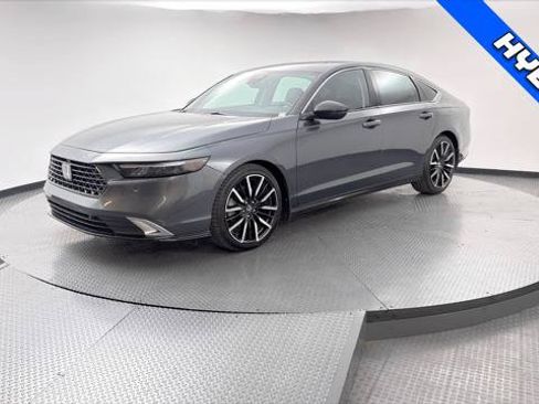 Used 2023 Honda Accord Touring image 2