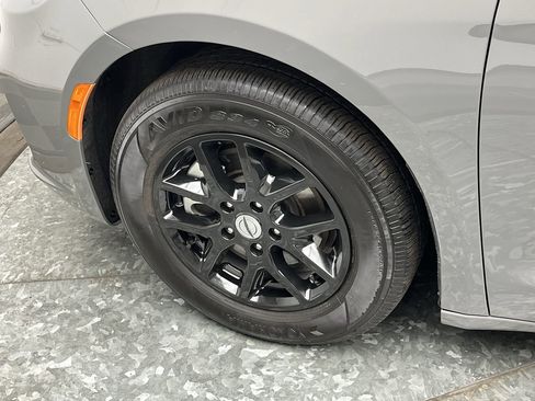 Used 2025 Chrysler Pacifica Select image 31