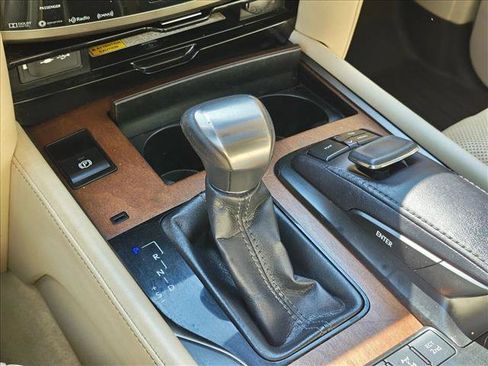 Used 2016 Lexus LX 570 4WD w/ Luxury Package image 17